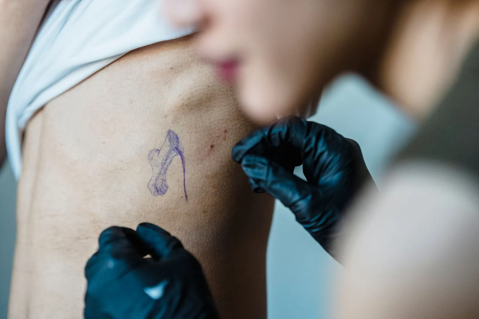 Stencil: The stencil goes on and you check it in the mirror, arm relaxed, raised and bent. Move it as often as you like.
